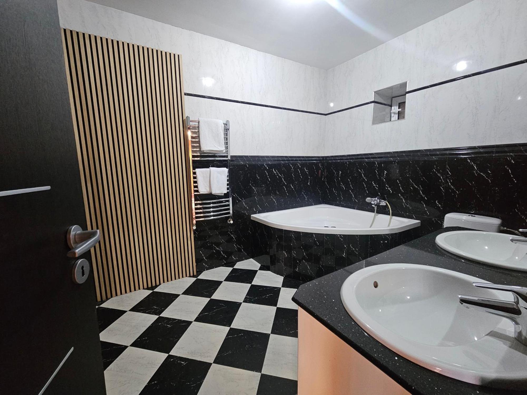 Simple Villa Rooms National Arena Self Check In Bukares Bagian luar foto