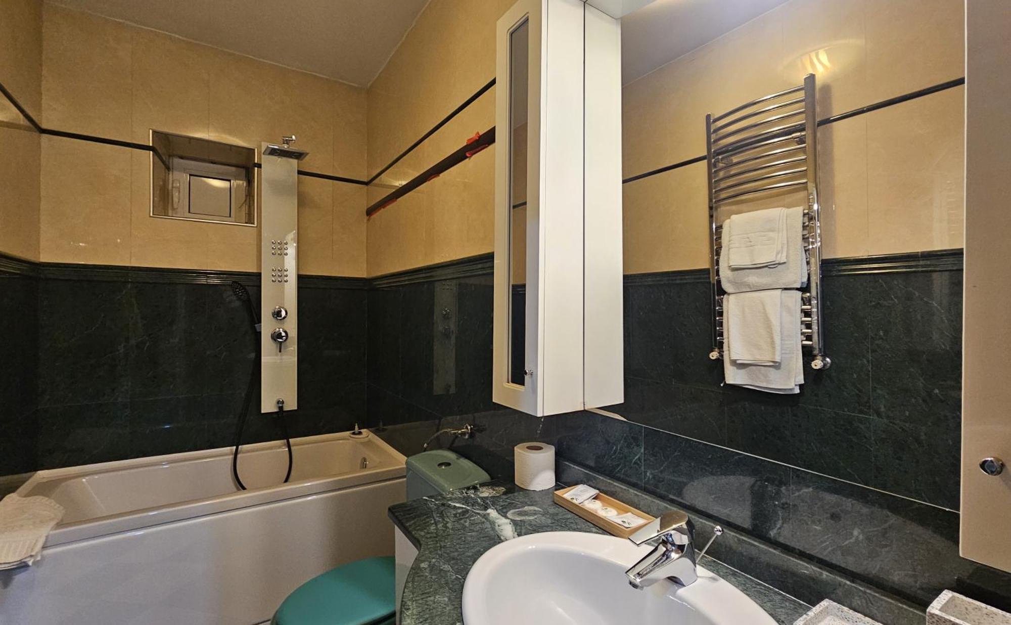 Simple Villa Rooms National Arena Self Check In Bukares Bagian luar foto